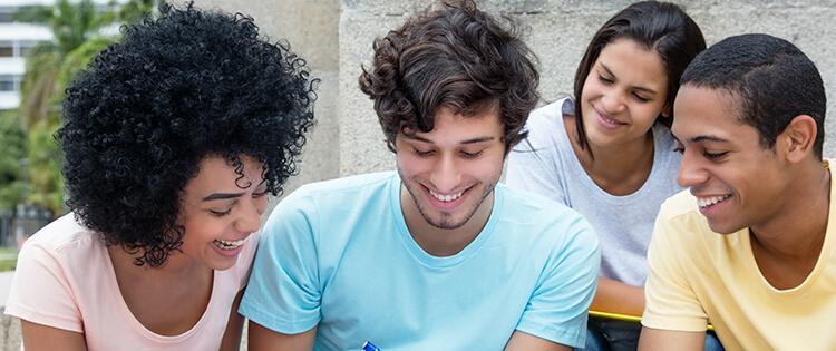 Un grupo de personas sonriendo
