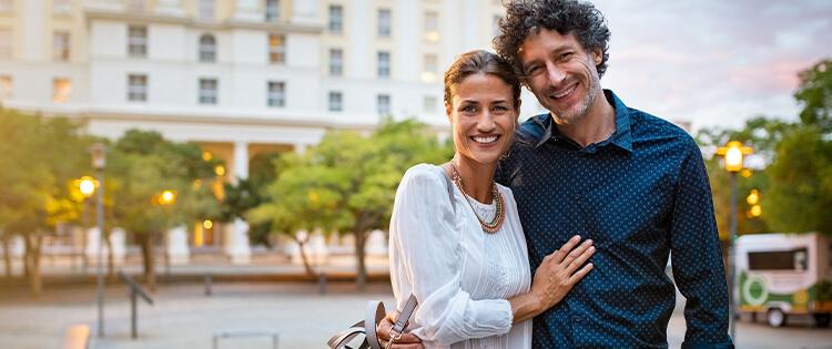Dos personas abrazándose