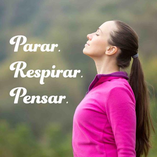 Una mujer con los ojos cerrados respirando profundamente. Un texto dice “Parar. Respirar. Pensar”.